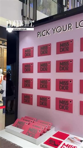 “MISS DIOR” FROM PARIS TO VIETNAM! Sáng nay, giữa trung tâm thành phố bừng sáng khi pop-up “MISS DIOR” từ Dior Beauty chính thức mở cửa tại Saigon Centre — một không gian rực rỡ, đậm chất thơ nước Pháp dành riêng cho những tâm hồn yêu cái đẹp. Lấy cảm hứng từ tinh thần tự do, lãng mạn và nữ tính đặc trưng của nhà mốt Pháp, không gian pop-up nổi bật với sắc hồng rực trứ danh cùng dòng chữ “MISS DIOR” đầy biểu tượng, một lời mời gọi ngọt ngào khó cưỡng. Đây không chỉ là điểm hẹn của những nguời yê