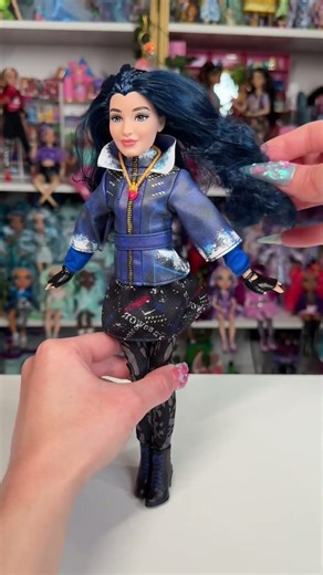 Evie 💙 #disneydescendants #eviedescendants #disneydolls #disneyunboxing #sofiacarson