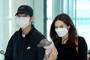 Song Joong Ki And His Wife Katy Louise Saunders Greet Fans On Their Way To Europe For "My Name Is Loh Kiwan" Filming | Soompi