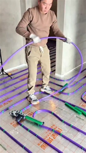 Real Engineerings | Engineering & Technology & Gadgets & DIY on Instagram: "Underfloor Heating: Efficiency Meets Precision Engineering! 🏠✨ ​Observe the incredible speed and rhythmic accuracy of a professional radiant floor heating installation! This is where modern comfort is built from the ground up, ensuring a perfectly even distribution of warmth across any living space. ​The Art of Hydronic Installation ​This process is a prime example of efficient HVAC (Heating, Ventilation, and Air Condit