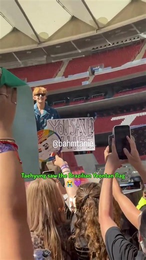 Taehyung saw the Brazilian Yeontan flag🥺 Soundcheck day2 in Madrid Concert💜