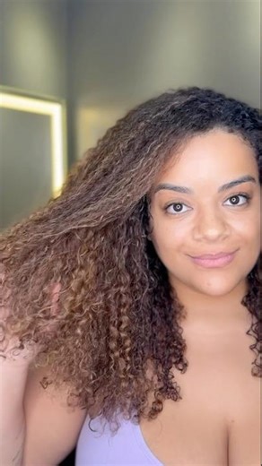 Mechas em tom mel e amêndoa