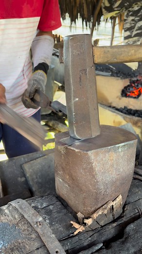 How to cut iron to tidy up the leaves of rubber tree sap tapping tools #fblifestyle #blacksmith #blacksmithing #usa | Sulaiman