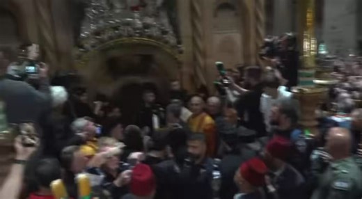 🚨☦️ 𝗔𝗟𝗘𝗥𝗧𝗘 𝗜𝗡𝗙𝗢 — Le MIRACLE ANNUEL du Feu sacré du Grand Samedi S’EST PRODUIT cet après-midi à l’église du Saint-Sépulcre, à Jérusalem, à l’occasion de la CÉLÉBRATION de Pâques pour les chrétiens orthodoxes orientaux.