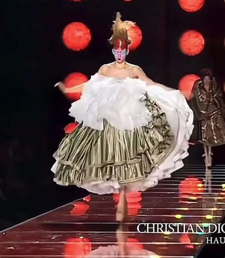 #elisecrombez Belgian supermodel 🇧🇪 for #christiandior by #johngalliano #viral #supermodel