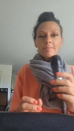 En mode totalement naturel et moi-même je tenais à vous partager et je prends le courage de me montrer cette fois-ci ma passion la chanson la musique. J'espère que cette chanson vous fera plaisir car je la chante avec tout mon coeur. Mon échappatoire la musique et la danse | NAdriana Dc Semeraro