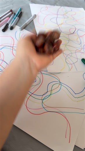 Part 2 vom Tag 8 „Kastanien-Kunstwerke“ - da euch die Idee sooo gut gefallen hat, dachte ich, ich geb euch hier nochmal den Tipp, es auch mit Farb- oder Filzstiften auszuprobieren 😍 Macht sooo viel Spaß! Aus den fertigen Kunstwerken könnt ihr folgende Sachen machen: 💡 einrahmen und aufhängen 💡 bunte Origami Falttechniken machen 💡 Geschenkpapier 💡 oder: bissl Glitzer dazu - fertig ist das Weihnachtsgeschenkpapier! Folgst du mir schon? Schau mal.. das gabs die letzten Tage zu sehen: Tag 1: Ka