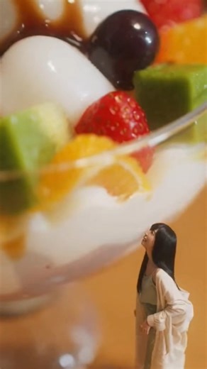 特大白玉和風パフェにちっちゃくダイブ🍨Tiny girl diving into a giant parfait#食べ物ASMR #スモールライ ト #白玉パフェ