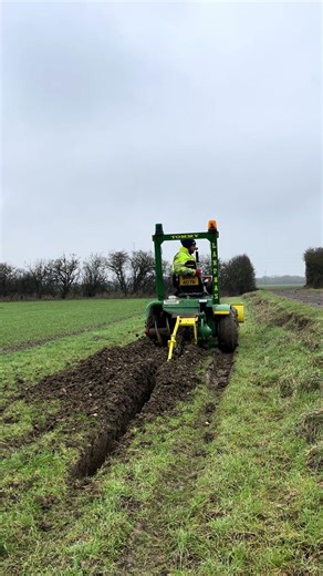 Ditch witch trencher v30 ripping #landman #trenchingservices #trencher #tcdtrenchingservices