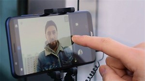 35K views · 64 reactions | Du möchtest deine tollen Selfies mit deinen Freunden teilen? Kein Problem, denn das Honor 7X verfügt über nützliche Selfie-Features, die wir Dir in diesem Video zeigen möchten. Highlight: Die Gestensteuerung. Einfach Deine Hand zeigen und schon schießt das Honor 7X ein Selfie! :) 8 Megapixel at its best! #honor7x Jetzt von unserer 50€ Cashback Aktion profitieren --> https://promo.deskservices.nl/de-de/17-0506 | Honor | Facebook