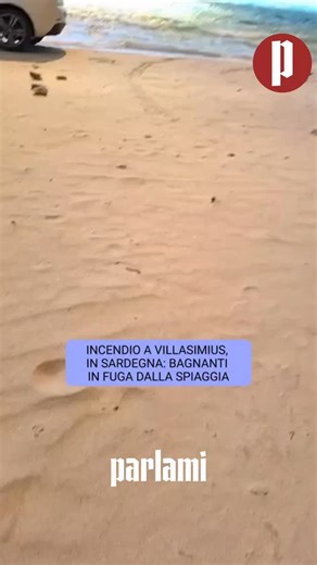 Parlami on Instagram: "Un incendio ha raggiunto la spiaggia di Punta Molentis, a Villasimius, nel sud della Sardegna, costringendo i bagnanti alla fuga. Le fiamme hanno bloccato le vie di uscita, mentre il forte maestrale complica le operazioni di spegnimento. Mobilitata anche la Capitaneria di porto per eventuali evacuazioni via mare. Scene di panico trai presenti, molti sono tornati di corsa alle auto. #sardegna #parlami"