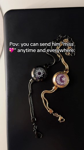 LINK IN BIO ✅ Totwoo bracelets for long distance 🌎couples, they are all you need to stay connected to your beloved ones 💖 All you have to do is tap it and you’ll be connected to them right away. Perfect for gifting 🎁 #relationship #couple #gift #love #totwoo #couplegoals #couplegifts #longdistancerelationship