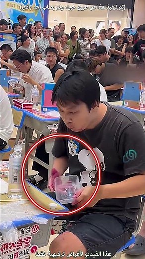 This student eating at school without the teacher seeing him 😳