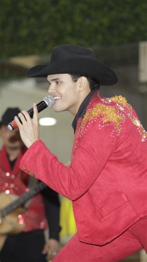 Las conductoras del programa ‘De primera mano’ dieron la ‘pagadora de la buena suerte’ @santiagoliraoficial . 📹 José Luis Ramos #noticias | TVyNovelas