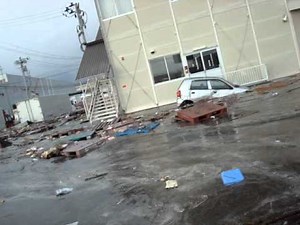 東日本大震災の津波の様子。