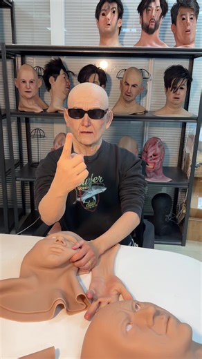 The visual effect of wearing silicone masks and silicone gloves#mask #realistic #halloween #cosplay #gloves