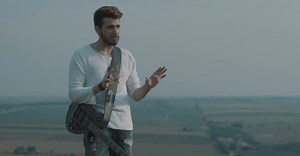 Gustavo Mioto lança clipe triste de Impressionando os Anjos