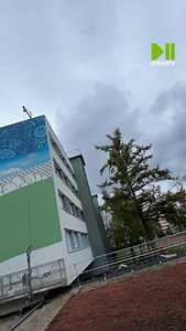 ⏯️ #strasbourg #alsace Le Crous prend des couleurs au Neudorf 🎨 Dans le cadre de l’Opération Street Art où le Crous collabore avec Colors Urban Art et la Ville & l’Eurométropole de Strasbourg, l’artiste Gris1 réalise, dans le cadre des off du NL Contest, depuis deux jours une fresque sur la façade de la résidence universitaire Alfred Weiss. L’artiste veut que cette œuvre s’inscrive dans l’environnement qui entoure le bâtiment. Il a jusqu’au 29 avril pour la terminer ! #nlcontest #streetart #art