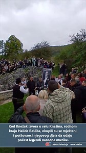 Na Knežak izvoru, kojeg je Bešlić opjevao u svojoj pjesmi "Romanija", okupili su se brojni prijatelji i komšije bh. pjevača, kao i drugi poštovaoci njegovog lika i djela. | Kalesija Online