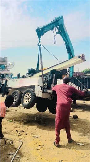 Offloading compressor machine from canter using a crane 😳