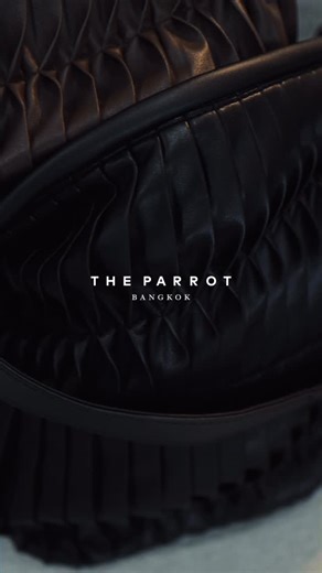 The Parrot Bangkok on Instagram: "FIRST LAUNCH OF OUR PLEAT-ORIGAMI BAG — Artful folds, feather-light feel 🚀Special launch offer — 2,990 THB (from 3,290) BLACK/ BROWN *READY TO SHIP* *MEMBERSHIP OFFER = earns 29points* หลังจากตั้งใจทำและพัฒนามานานมากๆจริงๆ จนได้เปิดตัวแล้วค่ะ กระเป๋าใบแรกของแบรนด์ที่ทำจากพลีทเทคนิคorigami ซึ่งเป็นหนึ่งในsignatureของแบรนด์ค่ะ เป็นหนังเทียมชนิดบางนะคะเนื่องจากต้องการนำไปอัดพลีท(หนังแท้ไม่สามารถอัดอยู่ตัวทนทานได้นะคะ) และตั้งใจให้น้ำหนักเบาเพื่อที่จะได้ใส่ของได้สบ