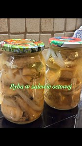 Ryba w zalewie octowej🫶♥️😋 Dla wszystkich amatorów ryb w occie. Sposób na jej dłuższe przechowywanie. U nas zwykle w lodówce ryba czeka na „kiedyś tam”😄 SKŁADNIKI: 🐟 kawałki ryby (u mnie tym razem karp) 🧂 sól 🐟 mąka kukurydziana (lub dowolna) 🥥 bezwonny olej kokosowy (lub dowolny inny) Kawałki ryby umyć, osuszyć, posolić z obydwóch stron i odstawić na kilka minut. Na patelni rozgrzewamy tłuszcz. Kawałki ryby obtaczamy delikatnie w mące i wkładamy na rozgrzany tłuszcz. Smażymy kilka minut,