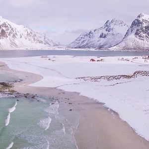 These Norwegian beaches covered in snow in Lofoten are breathtaking 😍❄️ | UNILAD Adventure