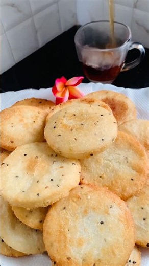 റവ പൊരിച്ചപത്തിരി🌸#simple snack# nadan recipe