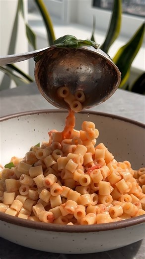 5.8K views · 23 reactions | Homemade No Cook Tomato Sauce Recipe Comment "RECIPE" and I'll send this recipe link directly to your inbox. Cheers! | Cooking with Cocktail Rings | Facebook