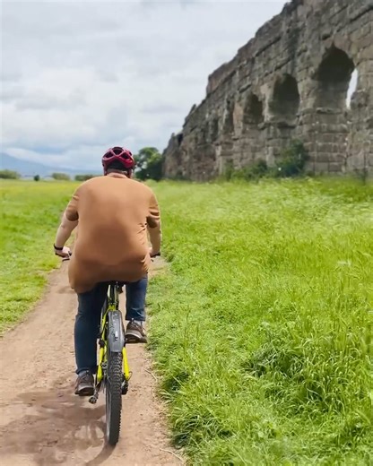 Pedal through ancient history! Explore Rome's hidden gems on an e-bike tour! Visit the Colosseum, Roman Forum & more Get ready for a unique adventure! Book now | Rome Bike Tour - TopBike Rental & Tours
