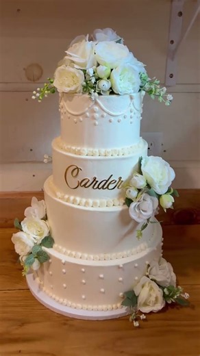I used to dream that one day I could make cakes like this….🤍🤍🤍 #wedding #cakes
