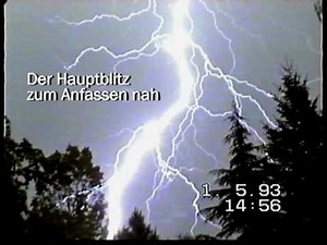 Gewitter mit starken Erdblitzen und einem Naheinschlag