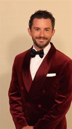 MONSBAY on Instagram: "Jonathan Bailey in Italy, wrapped in a deep burgundy double-breasted velvet tuxedo, crisp white shirt, black bow tie and a sharp pocket square. | @jbayleaf Video: Getty Images #monsbay #jonathanbailey #italyvibes #velvettuxedo #quietluxury #redcarpetenergy #mensstyle #statussymbol #powermoves #wealthmindset #freedomlifestyle"
