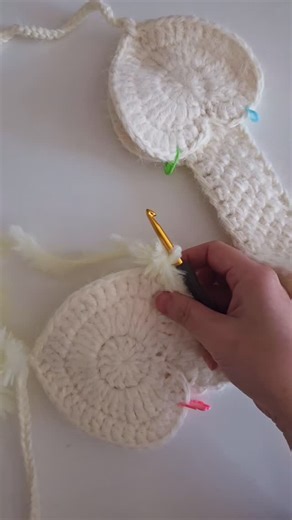 코바늘 | 하우스오브지원 | 코바늘가방 | 손뜨개 | 코바늘모자 🇰🇷 on Instagram: "뜨는 내내 귀엽다♡ 귀여워 ♡ 계속 말하면서 떴던 코바늘 하트 귀도리🤍 ჻ღཾཿ༉ ༘჻ღཾཿ༉ ༘჻ღཾཿ༉ ༘჻ღཾཿ Pdf도안에는 사이즈 조절방법과 만드는 순서를 자세히 설명한 서술도안, 그리고 기호도안이 함께 포함되어 있어요. 영상수업은 공개영상으로 유튜브 #하우스오브지원 채널에서 보실 수 있어요. The PDF pattern is available for purchase on Etsy and Ko-fi. The full tutorial video can be watched on the YouTube channel “House of Jiwon”, and English subtitles are provided."