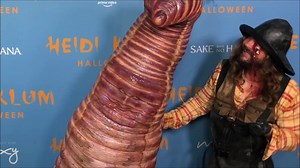Verificado Heidi Klum celebró Heidiween, su ya famosa fiesta de Halloween donde año tras año sorprende con sus disfraces. En esta ocasión, la actriz sorprendió a todos los presentes vestida de gusano, haciendo juego con su pareja, que se disfrazó de pescador. ¿Qué le parece el disfraz de @heidiklum? 🎃 📸 Getty Images 📲 LOS40.com.co | Los 40 Colombia
