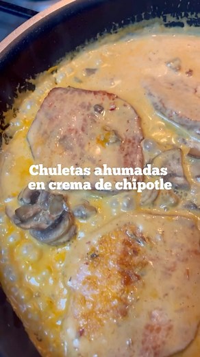 Recetita by Michelle on Instagram: "Con que acompañarías estas chuletas? 🍛 son muy fáciles de preparar! Solo necesitas: *8 pzas de chuletas ahumadas de puerco *1 taza crema ácida *chiles chipotles molidos 220g de @clementejacquesmex *ajo en polvo y sal al gusto *1/4 taza de leche *2 tazas champiñones rebanados #recetas #recetasfaciles #comida #chuletasdecerdo #chipotle #recipe #recipeoftheday #cooking #publicidadpagada #clementejacques"