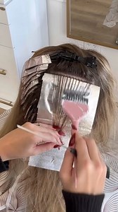SOUND ON 🔈 EASY FOIL PLACEMENT (BACK SECTION) with @taylordidmyhair ❣️ ✨ "I divide the hair into 2 sections down the center. Start on a horizontal section and slightly pivot until I end connected on a V parting ✨I weave each section and leave a thin section in between each foil for a natural result ✨Repeat on opposite side and the foils should line up perfectly at the crown 💡 PRO TIP: Try foiling in your non dominant side first to prevent running into your foils, while weaving in placing the f