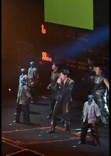 At Wang Leehom's concert in Chengdu, 6 humanoid robots by Unitree amazed the crowd with perfectly synchronized dance moves and impressive Webster front flip alongside human performers! ------ No concerto de Wang Leehom em Chengdu, seis robôs humanóides da Unitree surpreenderam o público com movimentos de dança perfeitamente sincronizados e uma impressionante cambalhota frontal ao lado de artistas humanos! | Consulate General of China in São Paulo 中国驻圣保罗总领馆 Consulado Geral da China em São Paulo