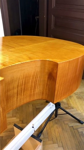Blonde K&T double bass, varnishing process #doublebassmakervienna