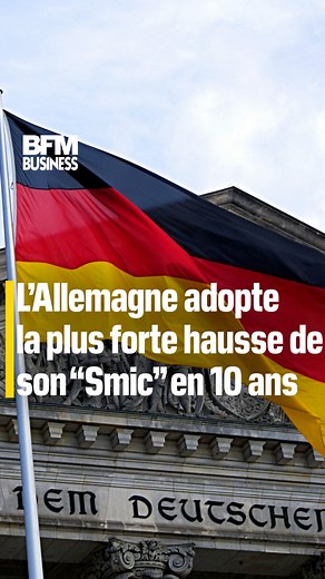 L’Allemagne adopte la plus forte hausse de son “Smic” 💶🇩🇪 Le gouvernement allemand a validé la hausse du salaire minimum, la plus importante depuis sa création il y a dix ans. Actuellement à 12,82 euros bruts de l'heure, il passera à 13,90 euros au début de l'an prochain. Le Smic français, lui, n'a pas été revalorisé depuis 1 an. 🎙️Enora Le Louarn | BFM Business