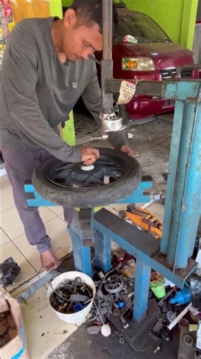 Ganti Ban Motor Pakai Alat Khusus Anti Lecet Velg