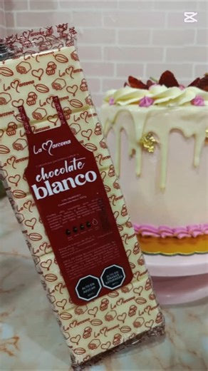 Sofi Tortas🍰 on Instagram: "Aquí te dejo algunos tips para realizar tu drip cake de chocolate blanco 🤍 Fórmula para drip cake de chocolate blanco 3 partes de cobertura de chocolate blanco @chocolateslamarcona 1 parte de Chantilly líquida Por ejemplo yo utilice: 150gr de cobertura de chocolate blanco 50ml de Chantilly líquida Coméntanos que tal te pareció está receta, y si a ti se te hace fácil hacer el drip, o si se te va hasta abajo 😭 #sanantoniodelosaltos #losteques #reposteria #carrizal #c