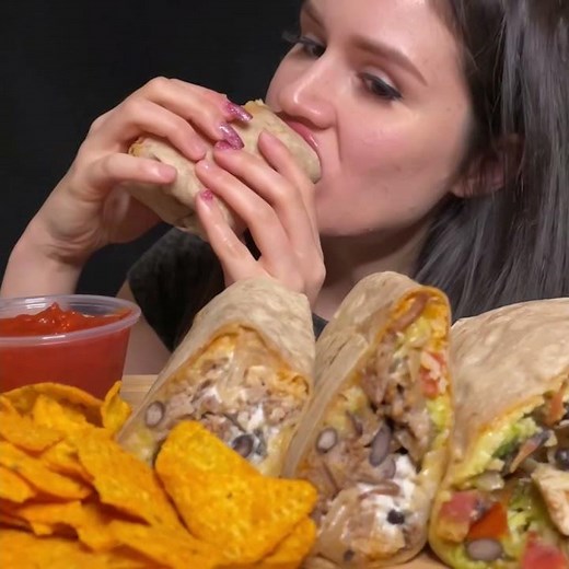 ASMR EATING BURRITOS 🌯+ NACHOS MUKBANG (BIG BITES) MEXICAN FOOD #shorts