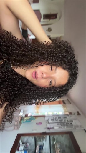 Defino mi cabello rizado con volumen