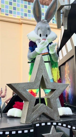 🌈Bugs Bunny Superstars of Pride Parade - Parque Warner Madrid