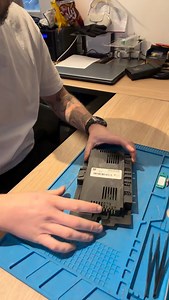 🔧 Réparation boîtier FRM BMW 🔧 Problème de vitres électriques, clignotants, feux ou éclairage intérieur ❌ Souvent en cause : le boîtier FRM (Footwell Module). 👉 Dans cette vidéo, je vous montre une réparation complète de boîtier FRM BMW, sans remplacement inutile, en conservant les données d’origine du véhicule. ✅ Solution fiable ✅ Économique ✅ Sans passage en concession Comme toujours, priorité à une réparation propre et durable, dans le respect de l’électronique constructeur. 📍 Interventio