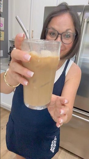 Easy make-at-home protein coffee (that doesn't taste gross) and has 35g of protein! ☕️ 💪