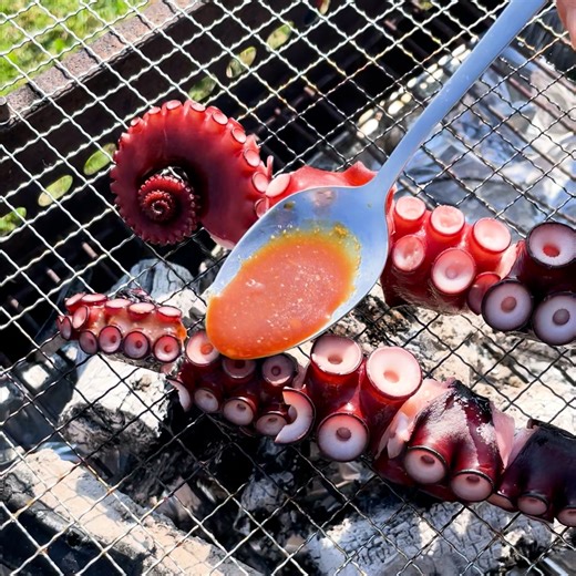 33K views · 210 reactions | 【香りだけで酒飲める・・】手軽かつ旨いBBQレシピ / Octopus Skewers レシピはこちら！https://www.buzzfeed.com/jp/amiakasaka/octopus-skewers 作ったらコメント欄に写真を投稿してくださいね！✨ | Tasty Japan | Facebook