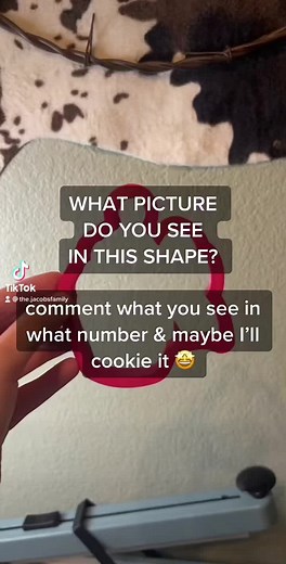 Tell me what you see!!! I have an extra cookie made in this shape & I wanna make it something it’s not 🤩 #baileyboosbakery #cookietok #decoratedcookies #royalicing #customcookies