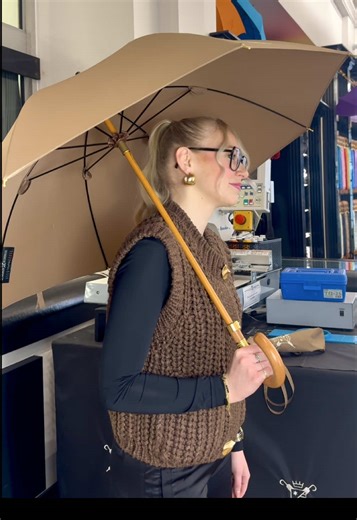 Au sein de la Manufacture des Parapluies de Cherbourg, nous avons eu le plaisir d’honorer certaines anciennetés de nos collaborateurs en leur remettant un Parapluie Personnalisé ☂️✨ Conçu sur-mesure selon leurs préférences : modèle, accastillage, broderie …🧵 Un gage d’engagement et de reconnaissance envers leur travail accompli🤝🏼 🎬Célia vous présente son Parapluie Personnalisé☔️ #leparapluiedecherbourg #manufacture #marqueemployeur #engagement #fierté